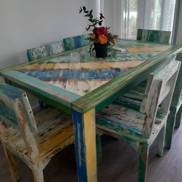 sillas y mesas pintadas