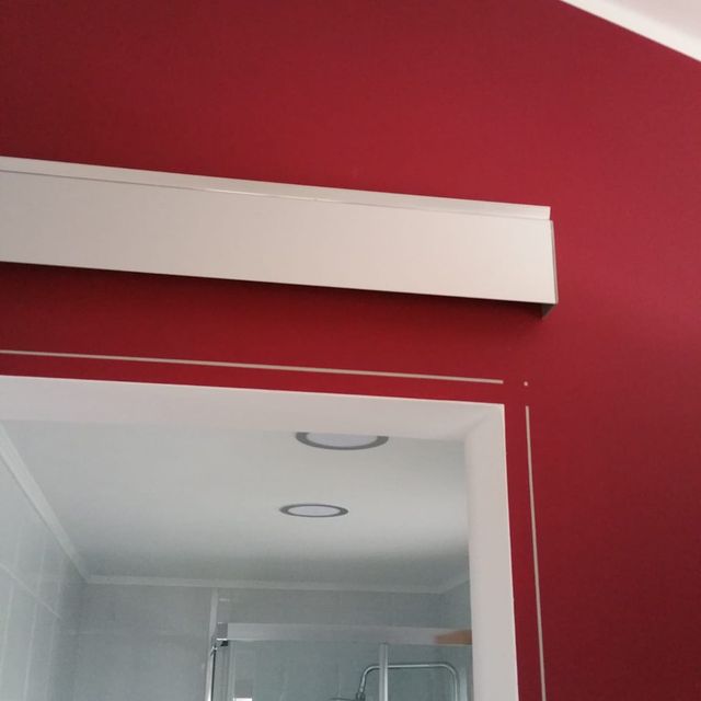 pared roja con detalles blancos