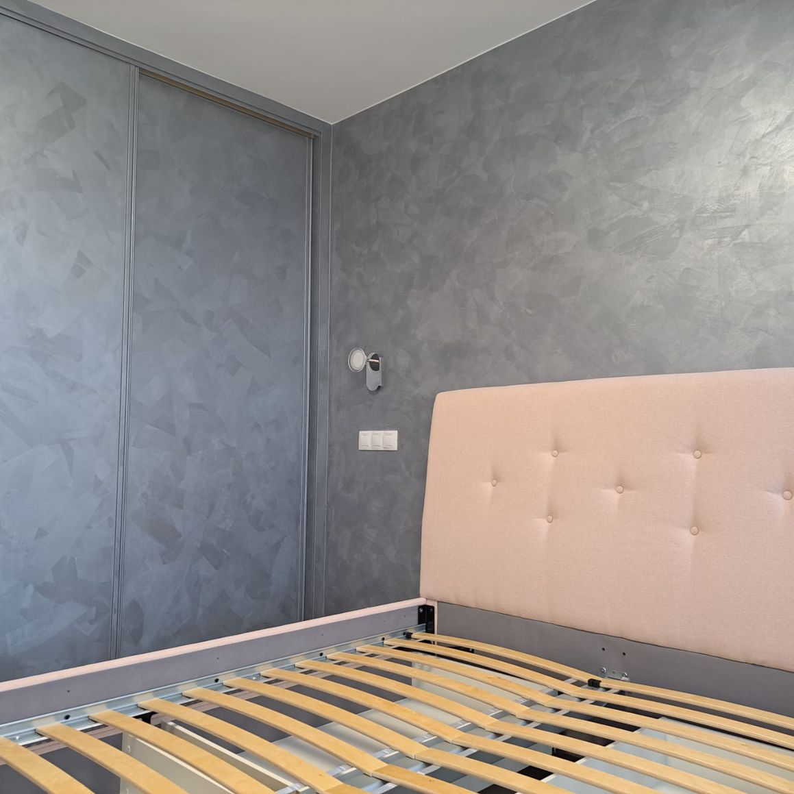 pared estilo cemento de un dormitorio