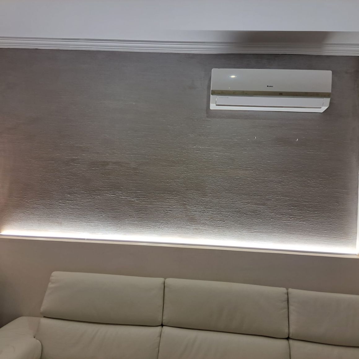 aplique de luz en pared encementada en salón