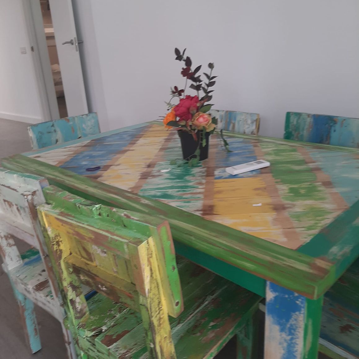 detalle mesa de madera pintada con efecto desgaste